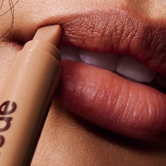Контурний олівець для губ Rhode Peptide Lip Shape The Contouring Lip Shaper Bend Soft peachy beige 7.5 г (850055527720) - Фото 7 Контурний олівець для губ Rhode Peptide Lip Shape The Contouring Lip Shaper Bend Soft peachy beige 7.5 г (850055527720) - зображення 7