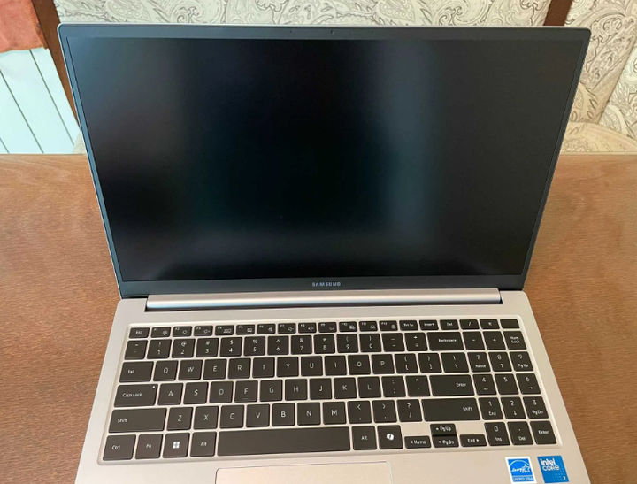 Ультрабук Samsung Galaxy Book4 / 15.6" (1920x1080) IPS / Intel Core 7 150U (10 (12) ядер по 4.0 - 5.4 GHz) / 16 GB DDR4 / 512 GB SSD / Intel Graphics / WebCam б/у - Фото 5 Ультрабук Samsung Galaxy Book4 / 15.6" (1920x1080) IPS / Intel Core 7 150U (10 (12) ядер по 4.0 - 5.4 GHz) / 16 GB DDR4 / 512 GB SSD / Intel Graphics / WebCam б/у - изображение 5