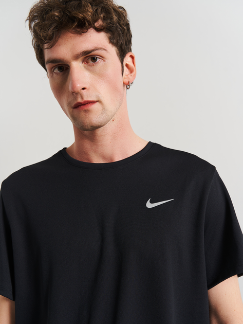 Спортивна футболка чоловіча Nike M Nk Df Uv Miler Ss DV9315-010 S Чорна (196153874480) - зображення 4