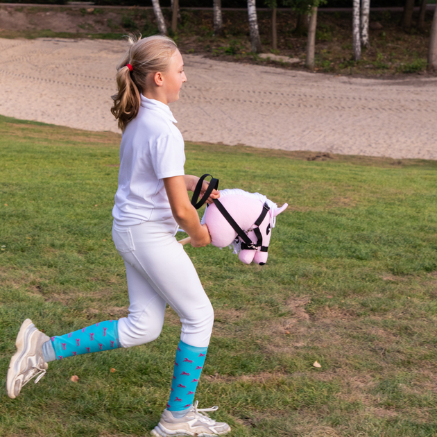 Koń na kiju Hobby Horse Skippi z kantarem i wodzami A5 Różowy (5906361450629) - obraz 10