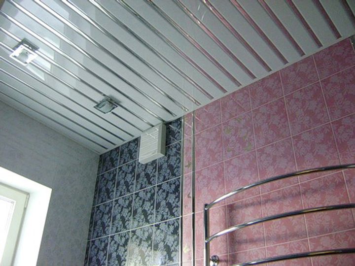 Как производится установка реечного потолка в помещении ванной комнаты?