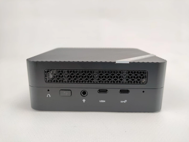 Мини ПК MINIS FORUM UM690 / AMD Ryzen 9 6900HX / RAM 32GB / SSD