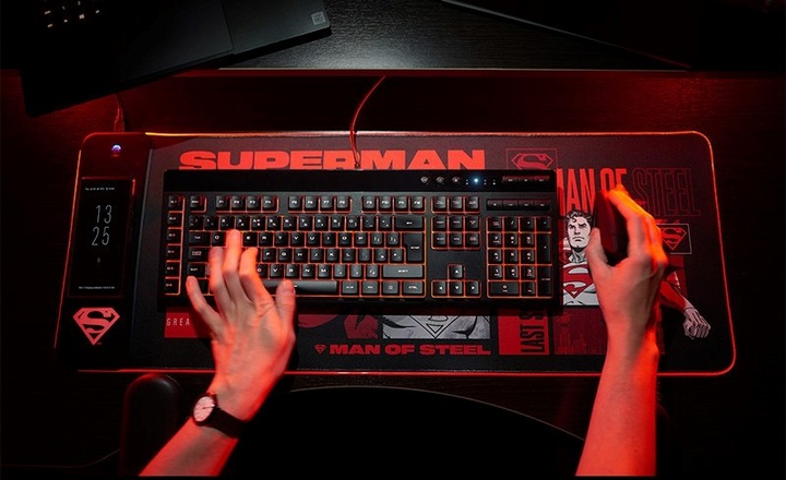 Podkładka gamingowa Numskull z ładowarką bezprzewodową i podświetleniem RGB Superman 30 x 80 cm (23MX47) (5056280461524) - obraz 11