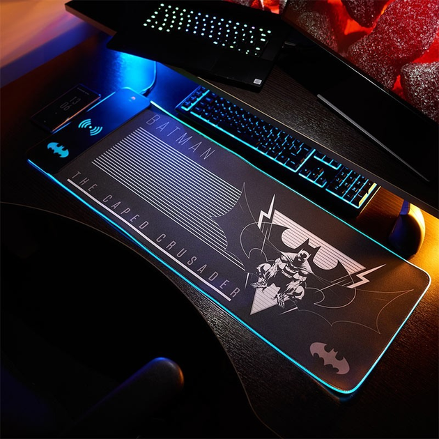 Podkładka gamingowa Numskull z ładowarką bezprzewodową i podświetleniem RGB Batman 30 x 80 cm (23MX4A) (5056280461531) - obraz 7
