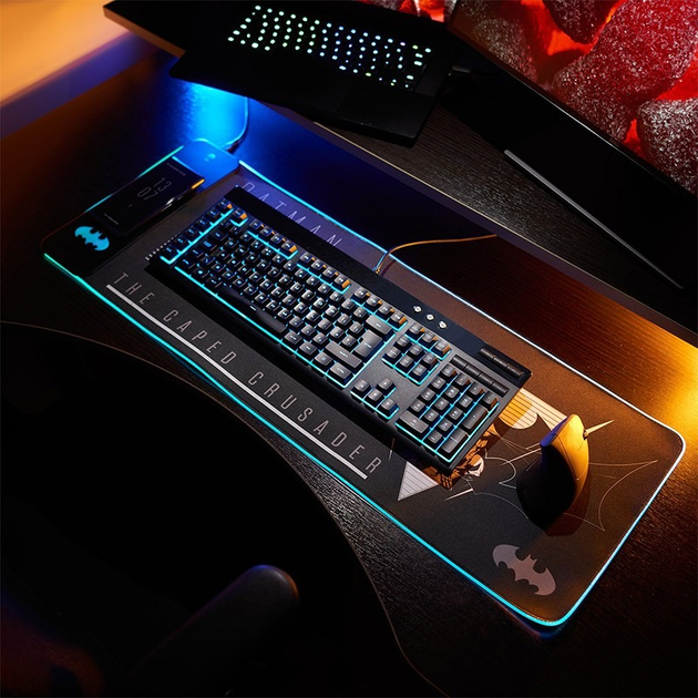 Podkładka gamingowa Numskull z ładowarką bezprzewodową i podświetleniem RGB Batman 30 x 80 cm (23MX4A) (5056280461531) - obraz 9