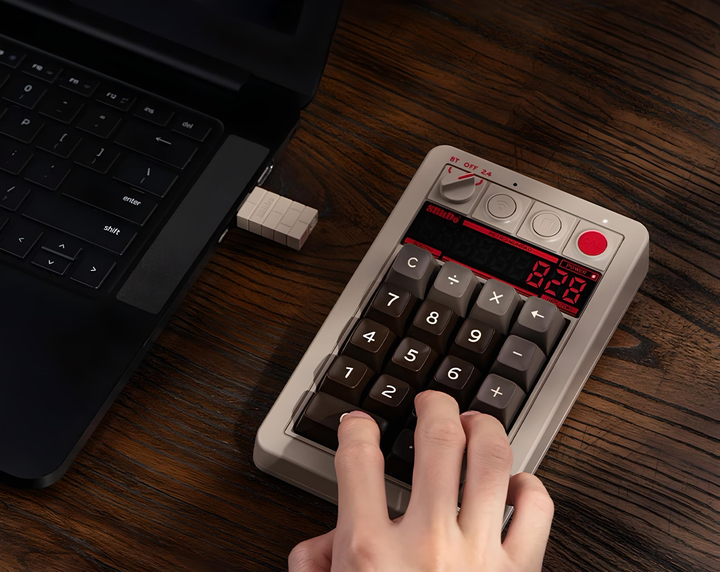 Механическая цифровая клавиатура 8BitDo Retro 18 с комбинированным подключением, дисплеем, калькулятором, C64 - Фото 2 Механическая цифровая клавиатура 8BitDo Retro 18 с комбинированным подключением, дисплеем, калькулятором, C64 - изображение 2