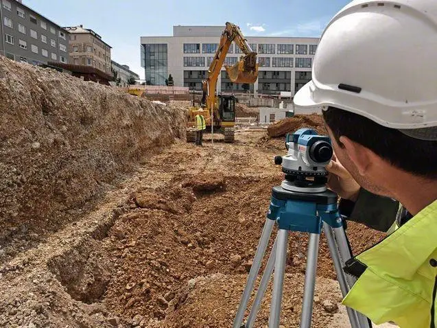Профессиональный оптический нивелир Bosch Professional GOL 20 D в кейсе с штативом BT 160, линейкой GR 500, диапазон 60 м - Фото 3 Профессиональный оптический нивелир Bosch Professional GOL 20 D в кейсе с штативом BT 160, линейкой GR 500, диапазон 60 м - изображение 3