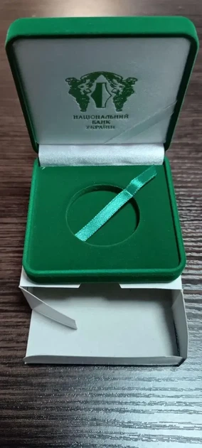 Подарочный футляр НБУ для 0,5 унцовых серебряных монет а также недрагоценных монет номиналом 5 грн - Фото 1 Подарочный футляр НБУ для 0,5 унцовых серебряных монет а также недрагоценных монет номиналом 5 грн - изображение 1