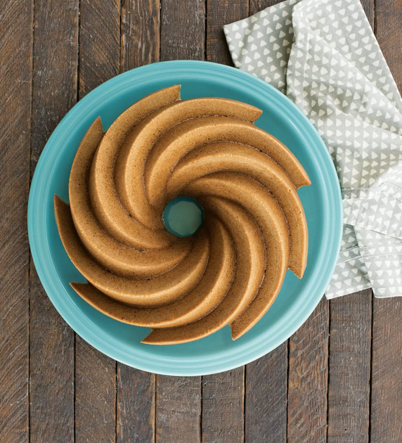 Форма для випікання кексів Nordic Ware золота 25.7 x 25.7 x 9.5 см (0011172806772) - зображення 4