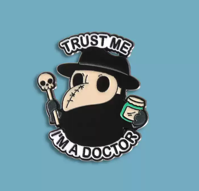 Значок металлический с чумным доктором Trust me I'm a Doctor - Фото 1 Значок металлический с чумным доктором Trust me I'm a Doctor - изображение 1