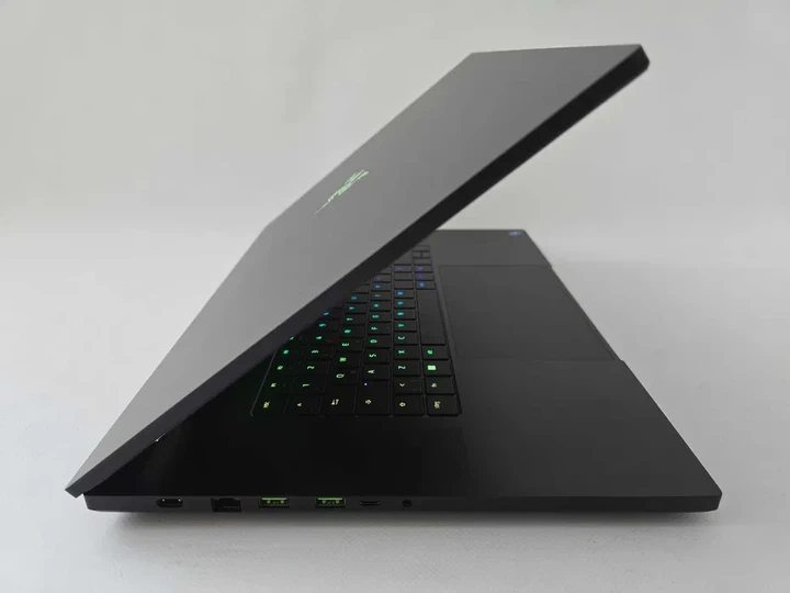Ноутбук Razer Blade 18 (2024) I9 14900HX/RTX 4070/RAM 32GB/MiniLED 300Hz Б\В - Фото 5 Ноутбук Razer Blade 18 (2024) I9 14900HX/RTX 4070/RAM 32GB/MiniLED 300Hz Б\В - зображення 5