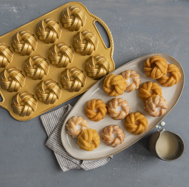 Форма для випікання Nordic Ware Bundt золота 37.5 x 24 x 3.5 см (0011172953773) - зображення 3