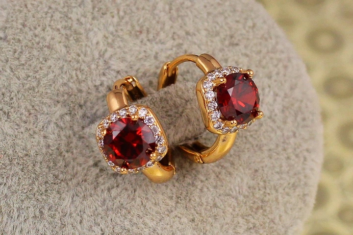 Сережки Xuping Jewelry принц із червоним каменем 1.5 см золотисті - Фото 1 Сережки Xuping Jewelry принц із червоним каменем 1.5 см золотисті - зображення 1