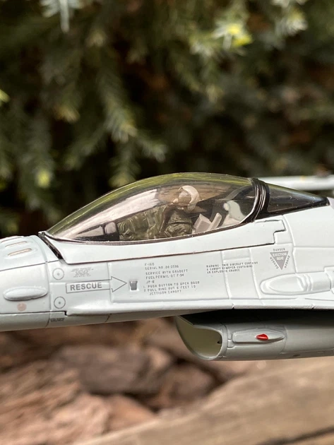 Модель самолета F-16AM Fighting Falcon Ukrainian Air Force 1:72