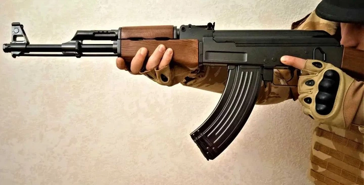 Дитячий Автомат Калашнікова АК-47 Cyma 1093 на кульках 6 мм, 87 см, метал та пластик Коричневий - Фото 4 Дитячий Автомат Калашнікова АК-47 Cyma 1093 на кульках 6 мм, 87 см, метал та пластик Коричневий - зображення 4