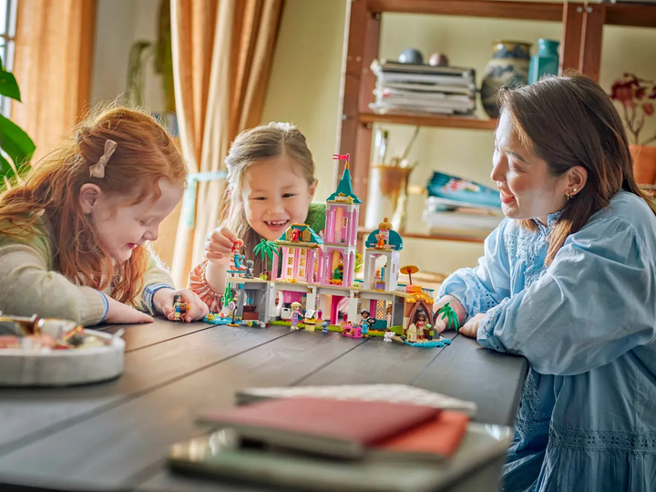 Zestaw klocków LEGO Disney Zamek księżniczek i królewskie zwierzaki 787 elementów (43267) - obraz 9