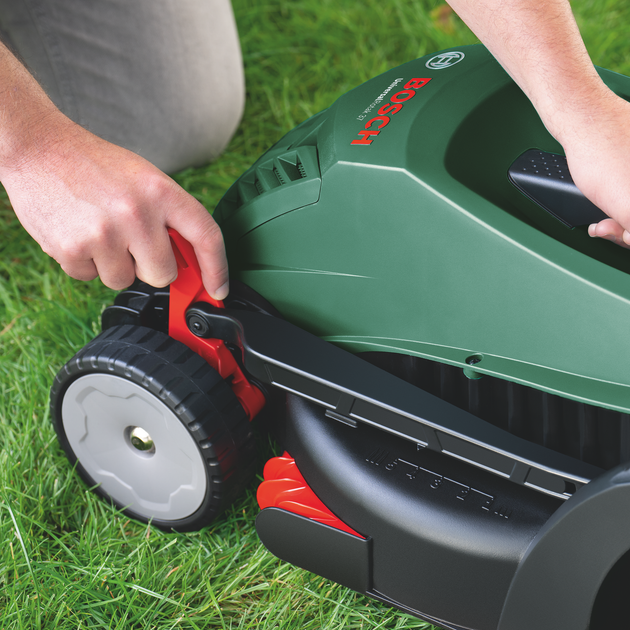 Мощная газонокосилка электрическая Bosch UniversalRotak 37-555 :1.4 кВт, ширина захвата 37 см (06008A6501) - изображение 7
