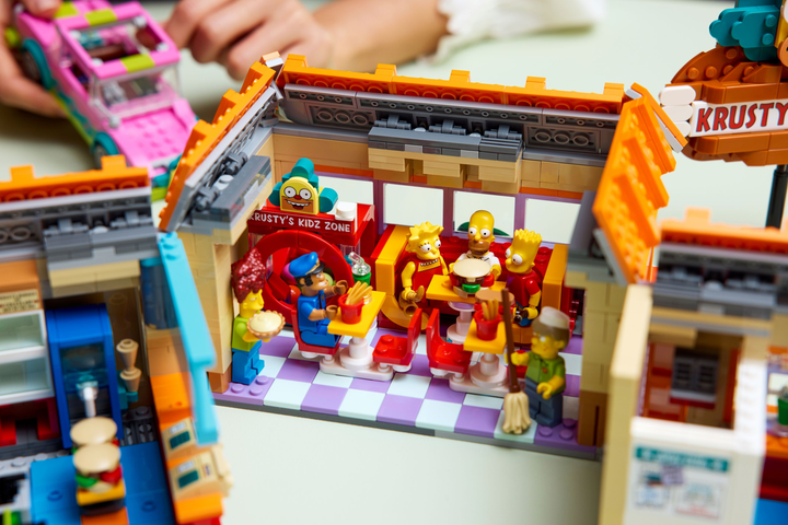 Конструктор LEGO Icons The Simpsons: Красті Бургер 1635 елементів (10352) - зображення 14