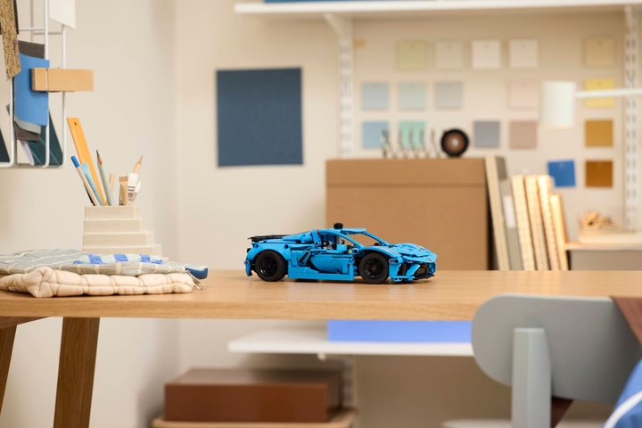Конструктор LEGO Technic Chevrolet Corvette Stingray Синій 732 елементи (42217) - зображення 16