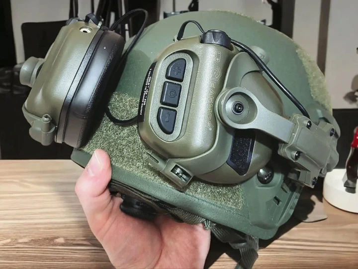 Тактичні військові навушники Earmor M31 з кріпленням чебурашки на військовий шолом + ліхтар на каску олива - зображення 8