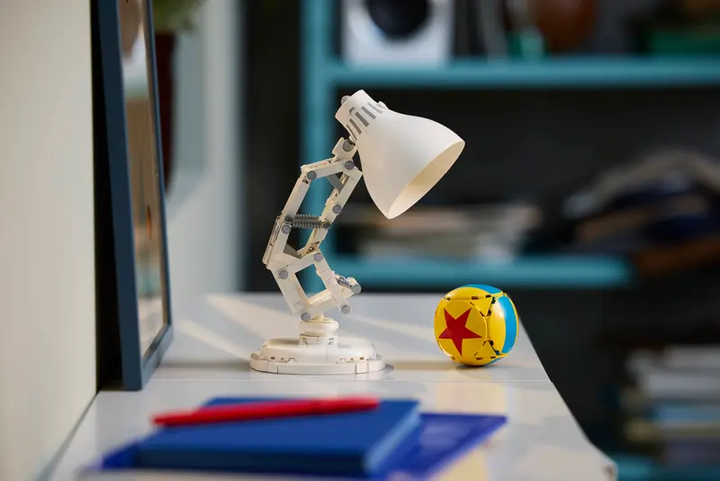 Zestaw klocków LEGO Ideas Disney Pixar Luxo Jr., 613 el. 21357 (5702017829241) - obraz 8