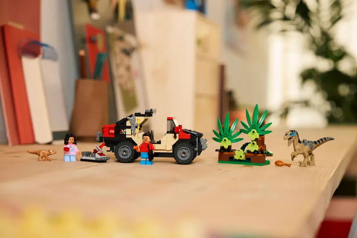 Конструктор LEGO Jurassic World Втеча від раптора по бездоріжжю, 285 ел. 76972 (5702017812779) - зображення 7