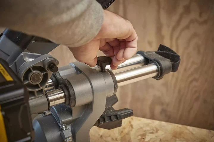 Пила торцовочная аккумуляторная Stanley FatMax 18В (V20) Li-Ion, 4Ач, 3800 об/мин, диск 190 мм. SFMCS701M1 - Фото 8 Пила торцовочная аккумуляторная Stanley FatMax 18В (V20) Li-Ion, 4Ач, 3800 об/мин, диск 190 мм. SFMCS701M1 - изображение 8
