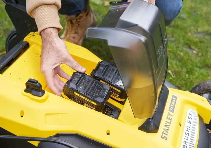 Газонокосилка аккумуляторная самоходная бесщеточная Stanley FatMax 20 В, 4 Ач, ширина кошения 51 см, высота кошения 25-57 мм, травосборник 40 л SFMCMWS251M - изображение 3