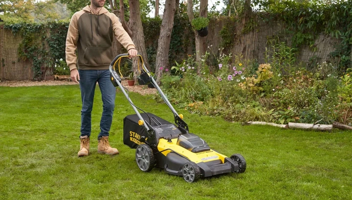 Газонокосилка аккумуляторная самоходная бесщеточная Stanley FatMax 20 В, 4 Ач, ширина кошения 51 см, высота кошения 25-57 мм, травосборник 40 л SFMCMWS251M - изображение 6