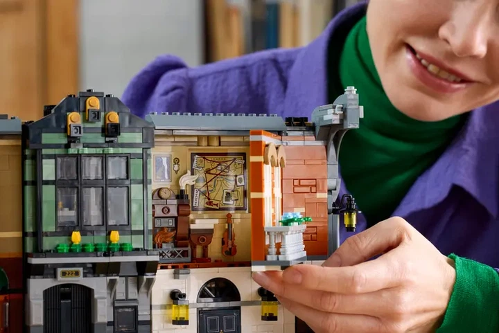 Конструктор LEGO Icons Шерлок Холмс: Книжный уголок 1359 элементов