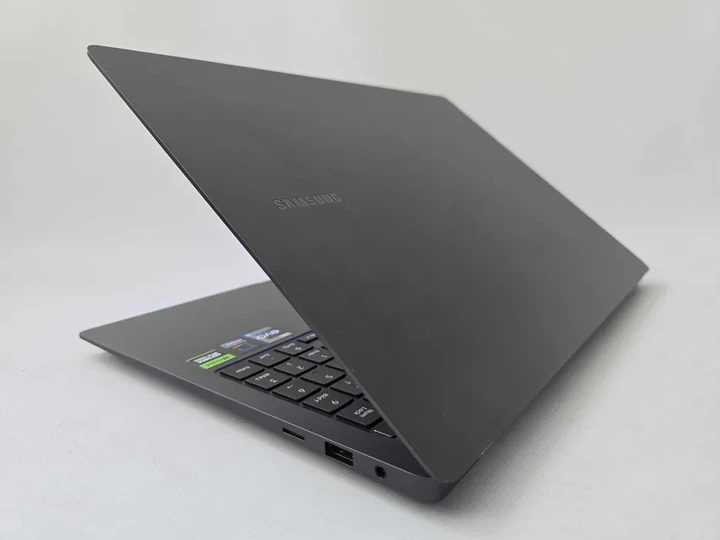 Ноутбук Samsung Galaxy Book3 Ultra I9 13900H/RTX 4070/RAM 16GB/AMOLED Б\В - зображення 6