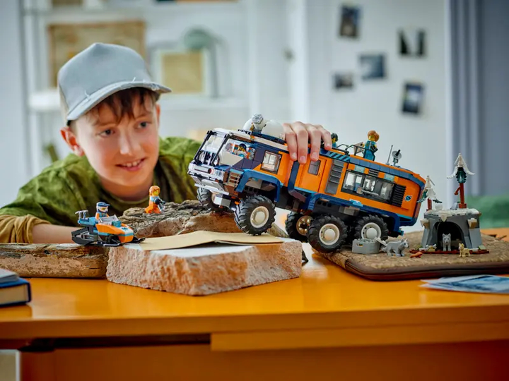 Zestaw klocków LEGO City Ciężarówka z laboratorium arktycznej odkrywczyni 1064 elementy (60471) - obraz 9