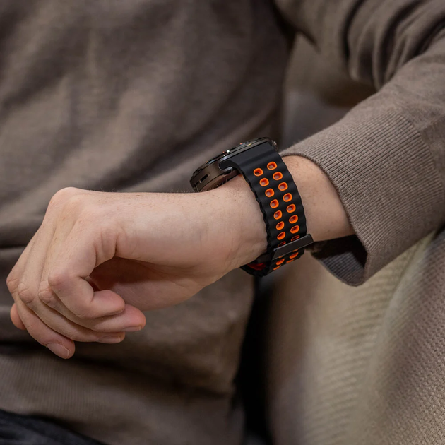 Перфорований ремінець broband Classic Color для Samsung Galaxy Watch Ultra – чорно-помаранчевий (силікон) - зображення 9