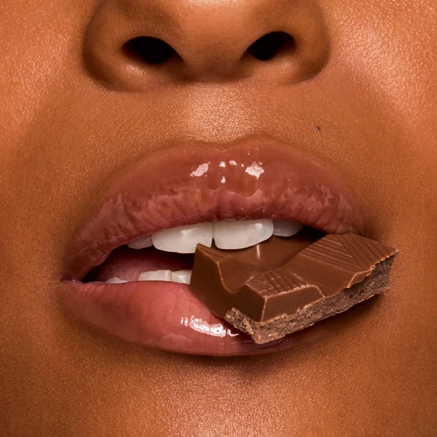 Пептидний бальзам для губ ColourPop "Chocolate Milkshake" Fresh Kiss Glossy Balm - Фото 6 Пептидний бальзам для губ ColourPop "Chocolate Milkshake" Fresh Kiss Glossy Balm - зображення 6