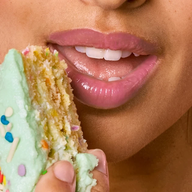 Пептидный бальзам для губ TOWER 28 Confetti Cake LipSoftie™ Lip Treatment - Фото 3 Пептидный бальзам для губ TOWER 28 Confetti Cake LipSoftie™ Lip Treatment - изображение 3