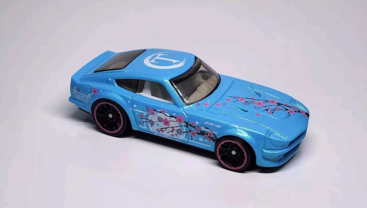 Машинка Базовая Hot Wheels Datsun 240Z Art Cars 1:64 JJB80 Blue
