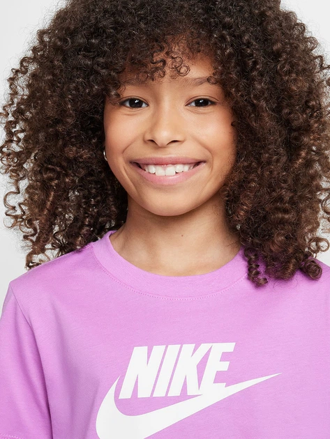 Дитяча футболка для дівчинки Nike G Nsw Tee Crop Futura Hbr FZ5548-532 122-128 XS Світло-фіолетова (197602749175) - зображення 4