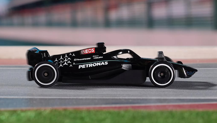 Машинка Базовая Hot Wheels Mercedes-AMG Petronas Formula 1 One Team Track Aces 1:64 HYX78 Black - изображение 4