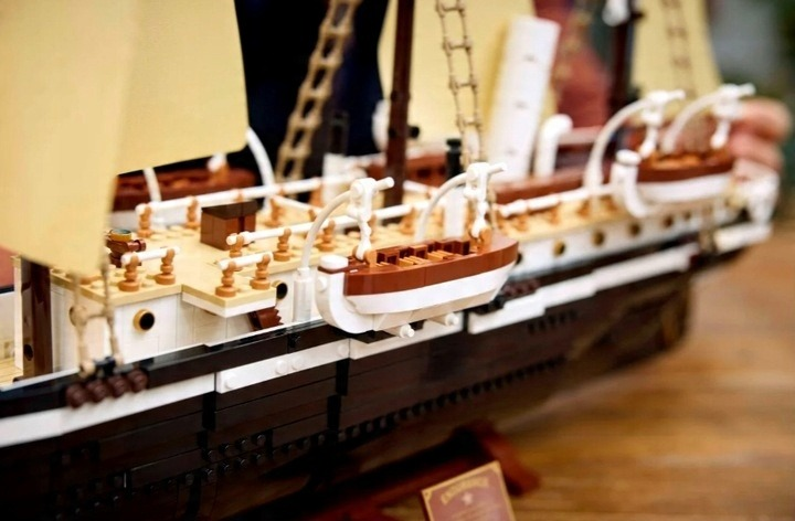 Zestaw klocków LEGO Icons Endurance statek 3011 elementów (10335) - obraz 5