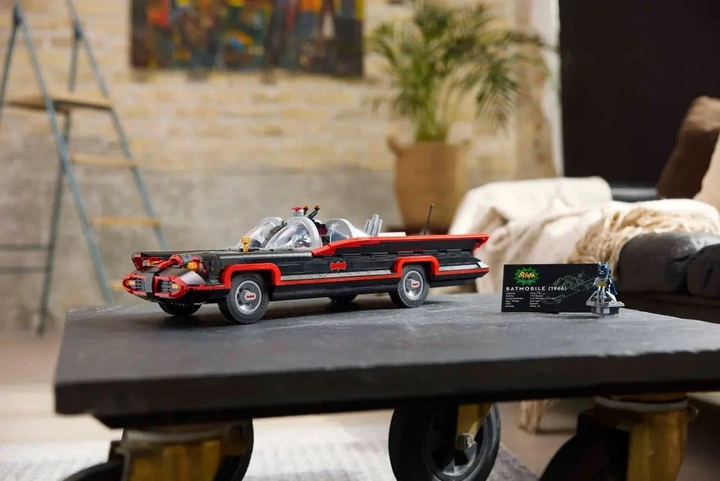 Zestaw klocków LEGO Super Heroes Batman The Classic TV Series Batmobile 1822 elementy (76328) - obraz 11