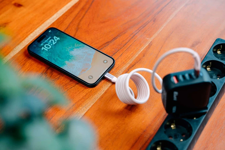 Kabel zasilający i synchronizujący Verbatim 60 W z magnesem, USB-C do USB-C, 120 cm, czarny (0023942318590) - obraz 5