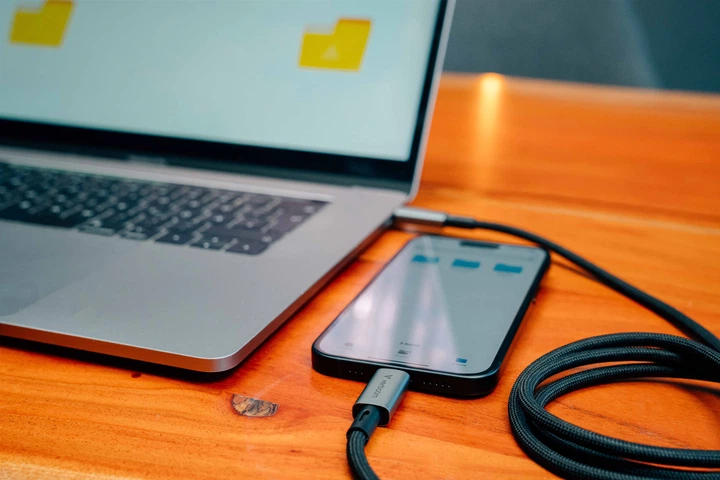Кабель живлення і синхронізації Verbatim 240 Вт, USB-C–USB-C, 120 см Чорний (0023942318477) - зображення 6