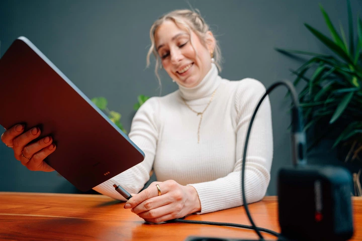 Кабель живлення і синхронізації Verbatim з дисплеєм 240 Вт, USB-C–USB-C, 120 см Чорний (0023942318491) - зображення 5