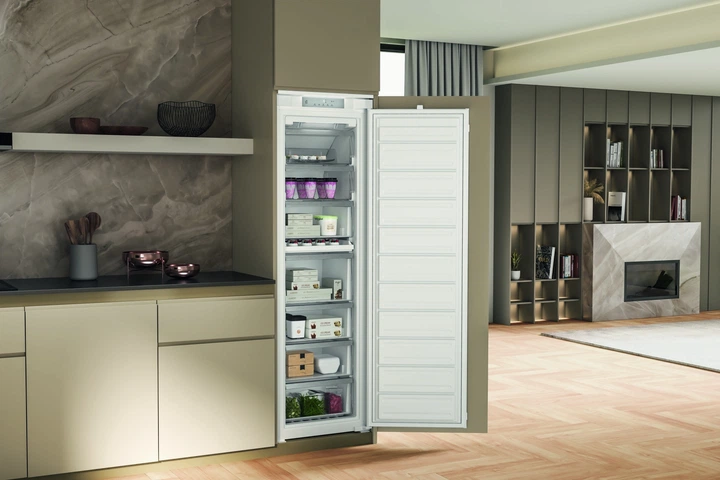 Комплект Whirlpool Морозильная камера WHSD18F013D1 + Встроенный