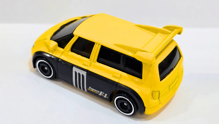 Машинка Базовая Hot Wheels Renault Espace F1 Modified 1:64 HYW32