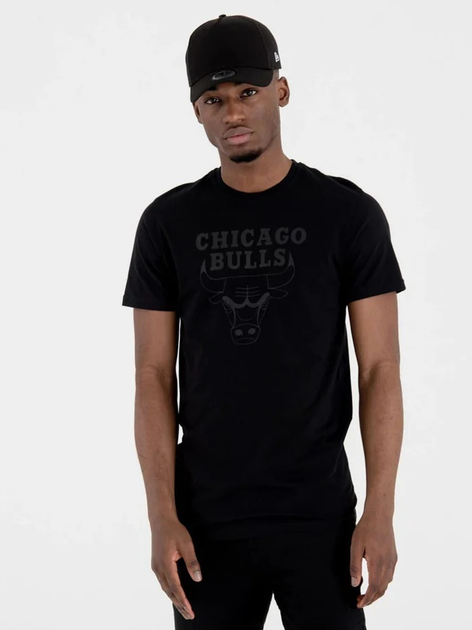 Футболка бавовняна довга чоловіча New Era Nos NBA Regular Bulls Bob 60416757 2XL Чорна (0197214897141) - зображення 1