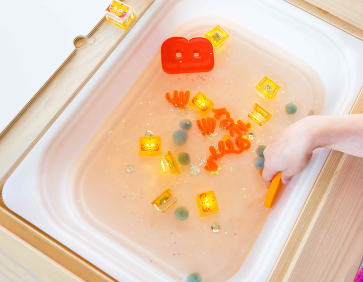Kostki sensoryczne świecące w wodzie Glo Pals Light Up Cubes Daniel Tygrysek (0850016823496) - obraz 5
