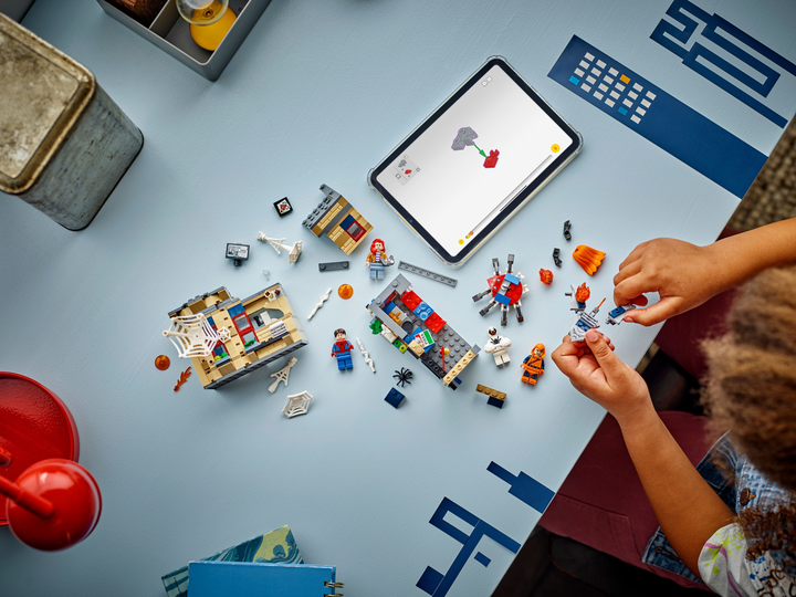 Zestaw klocków LEGO Super Heroes Mieszkanie Petera Parkera 394 elementy (76317) - obraz 9