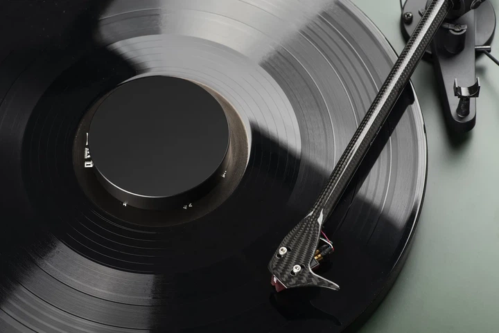 Притиск для вінілових пластин Pro-Ject Record Puck E Black - Фото 2 Притиск для вінілових пластин Pro-Ject Record Puck E Black - изображение 2