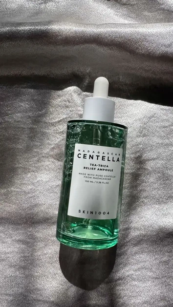 Успокаивающая сыворотка для проблемной кожи Skin1004 Madagascar Centella Tea-Trica Relief Ampoule 100 мл - Фото 3 Успокаивающая сыворотка для проблемной кожи Skin1004 Madagascar Centella Tea-Trica Relief Ampoule 100 мл - изображение 3